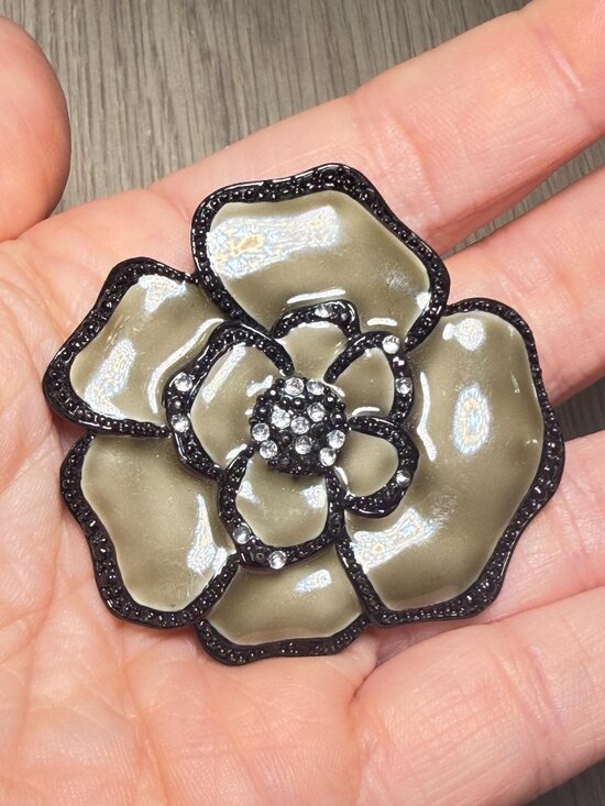 Jewelry - LC Liz Claiborne Style Black Cream Enamel Flower Brooch Vintage Pin 2 inches